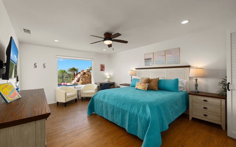Pelican Room / King Bed / Pool View / Seating area / Luxury ensuite