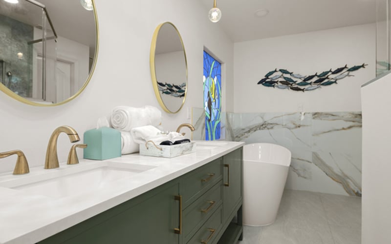 Pelican ensuite / Double vanity and full size soaking tub