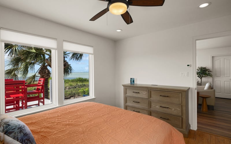 Great Egret Room/Queen bed/Bay view/Pool View