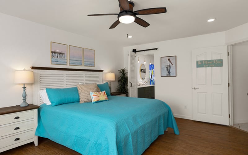 Pelican Room / King Bed / Pool View / Seating area / Luxury ensuite