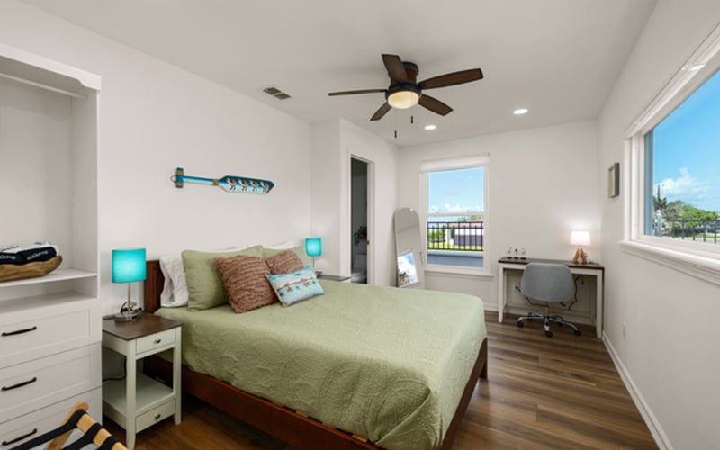 Sandpiper Room / Queen bed / Bay view